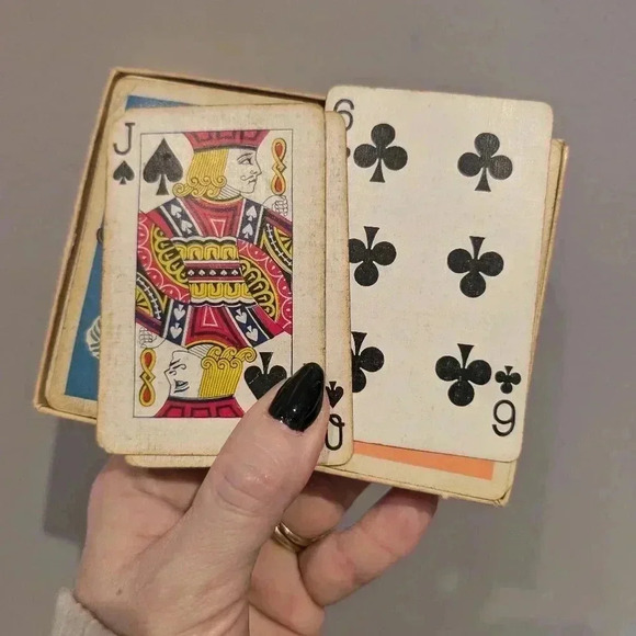 Vintage playing card deck with dog design - Picture 5 of 5